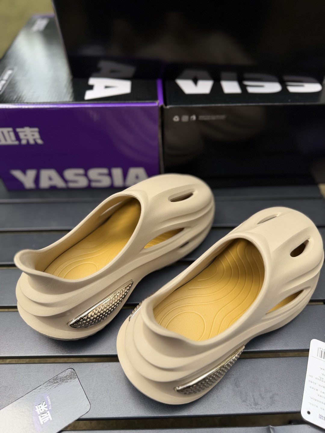 YASSIA turbo clogs runner