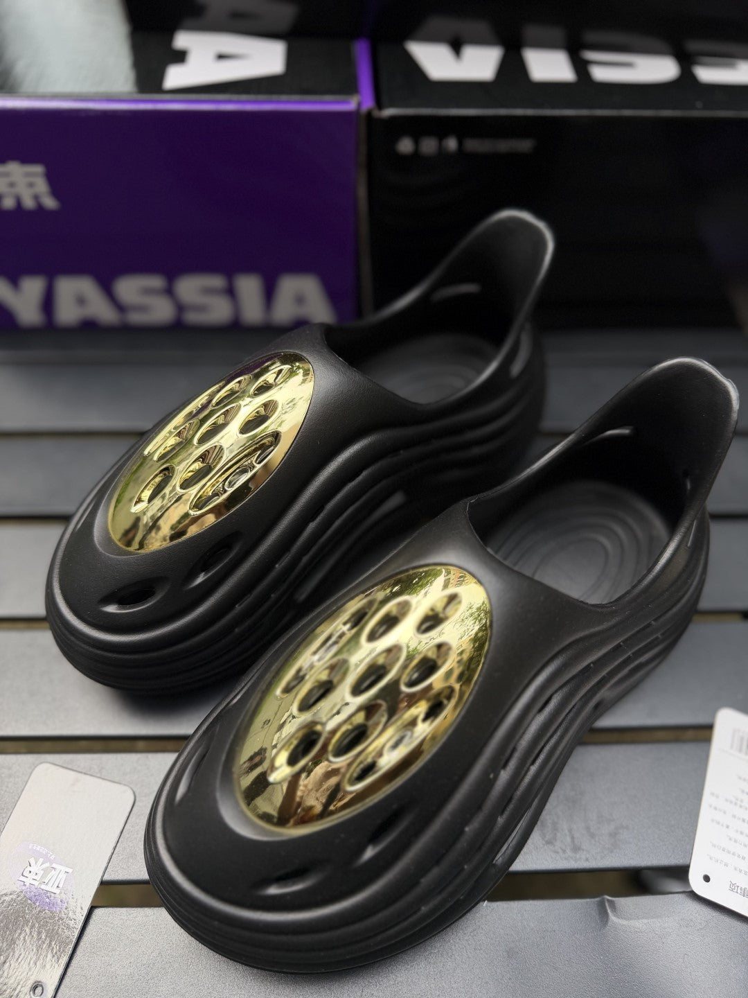 Yassia Alien foam runner