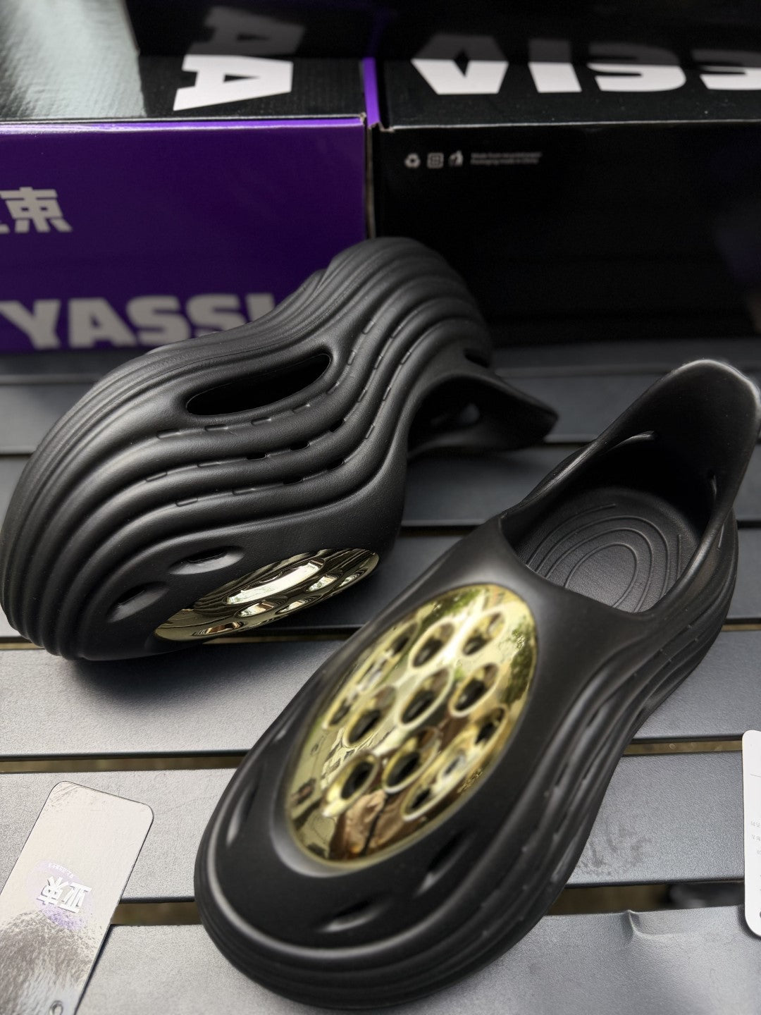 Yassia Alien foam runner