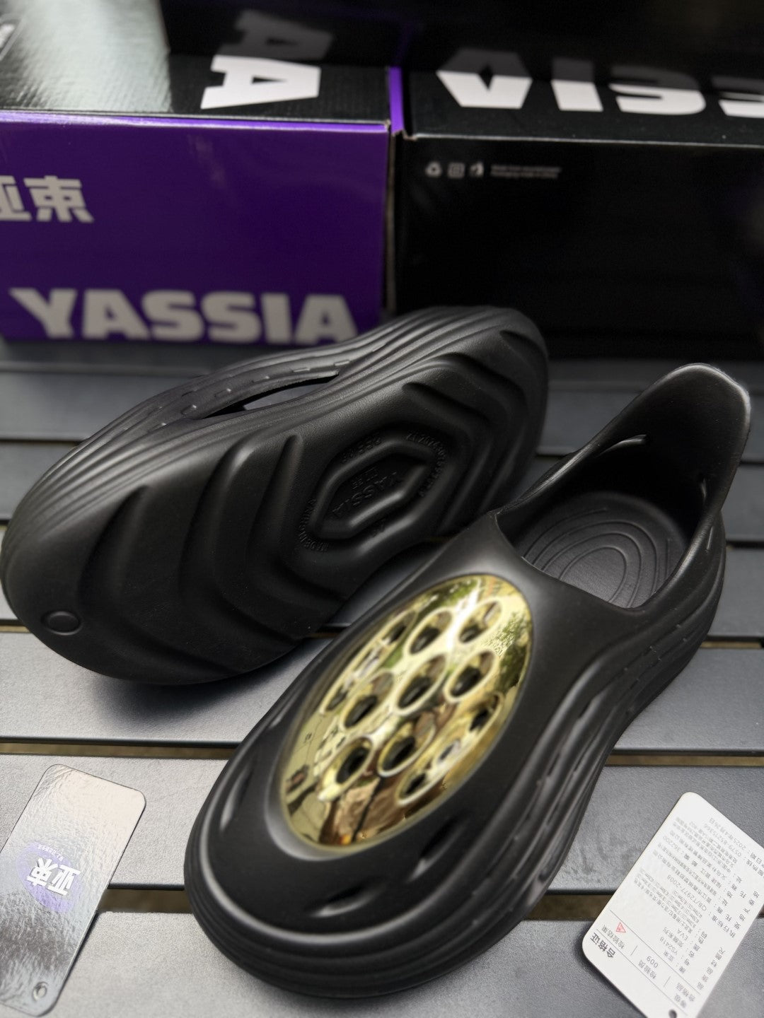 Yassia Alien foam runner