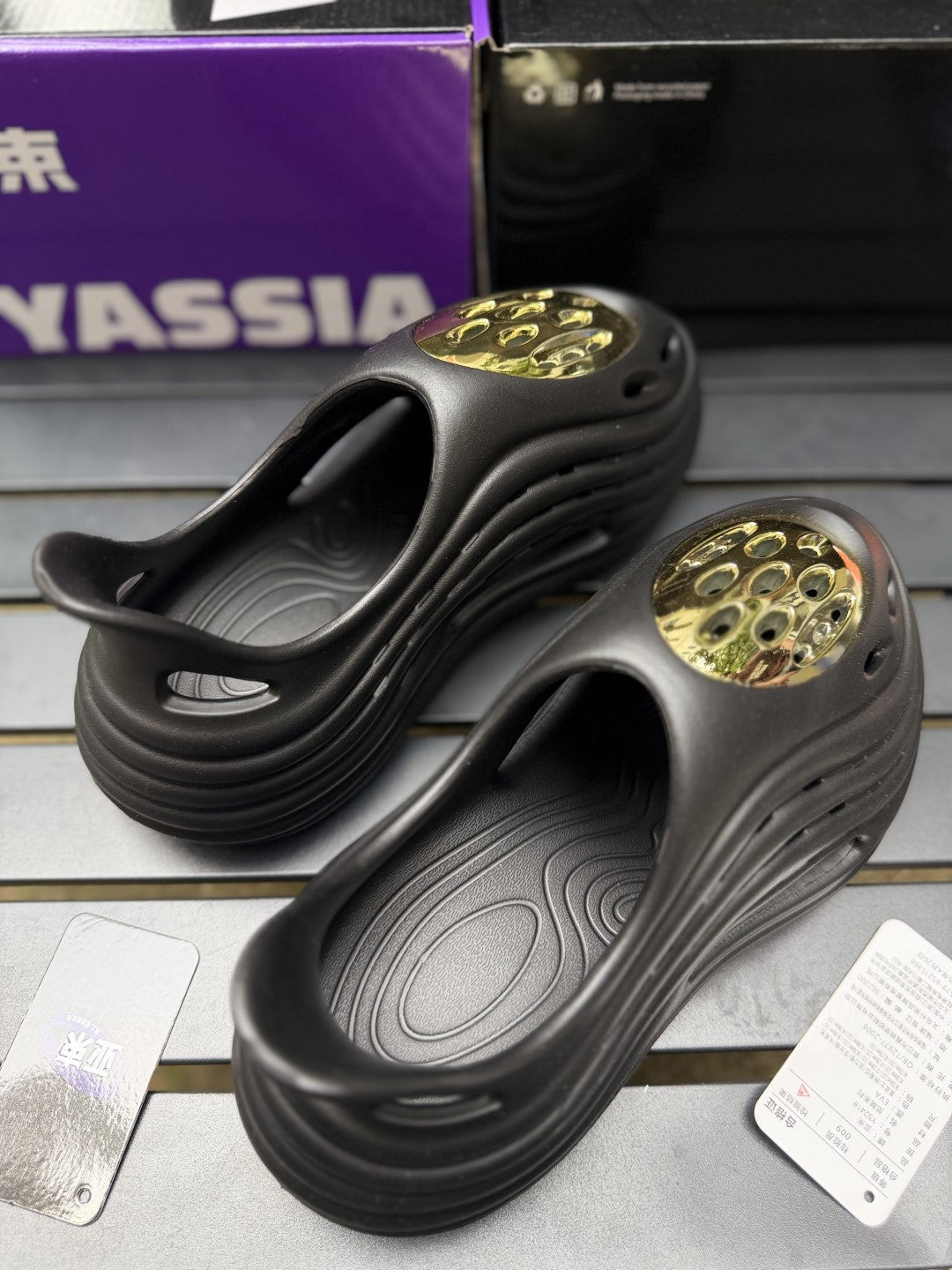 Yassia Alien foam runner