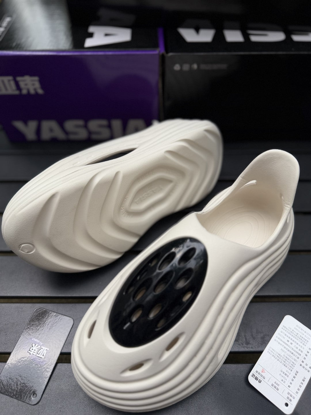 Yassia Alien foam runner